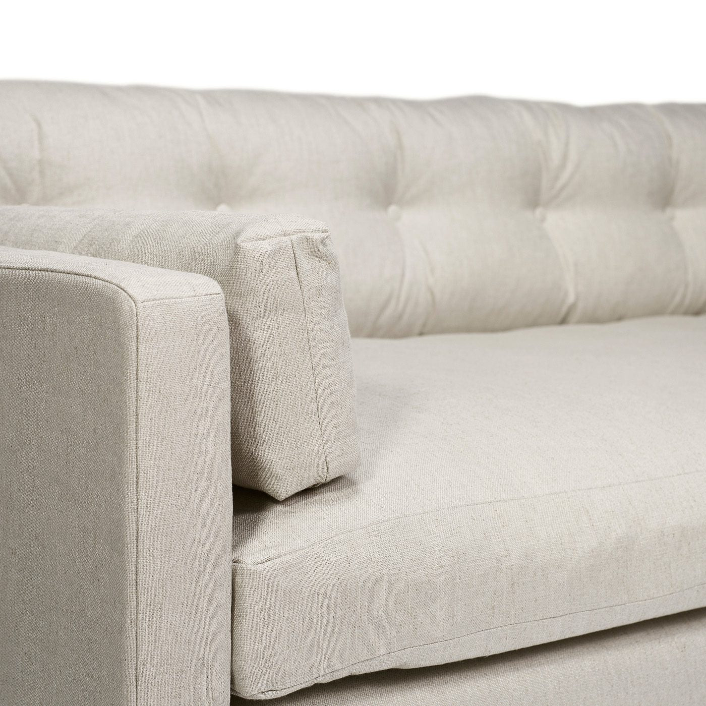 Dahlia Grande 3-Sitssoffa Off White är en djup och bekväm soffa i beige/ljusgrå linne från Melimeli