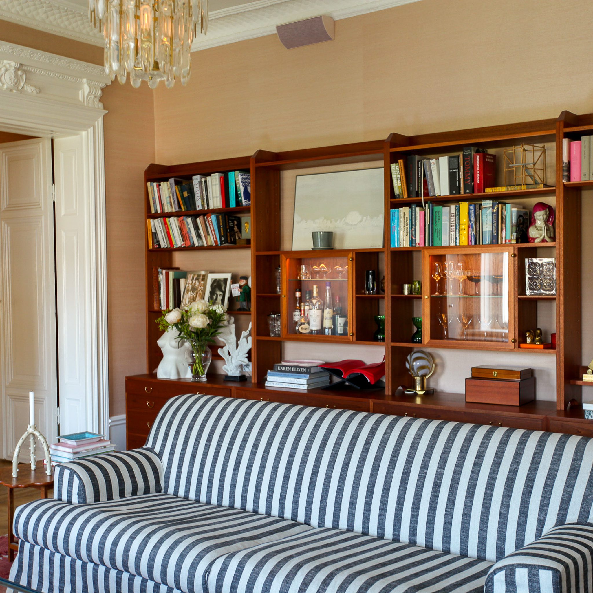 Frances 3-Sitssoffa Randig Svart. Frances är vårt nyaste tillskott familjen, en vacker soffa i linne med lekfull, elegant design i vårt signaturmönster med svarta ränder.