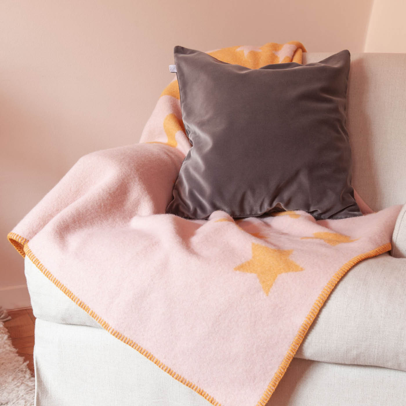 Filt Magic i Honung/Rosa färg med Greige kudde