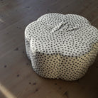 Flora Fotpall Prickig. Flora i prickigt linnetyg tillhör vår härliga serie fotpallar inspirerad av blommor.