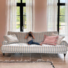 Randig soffa i howard modell