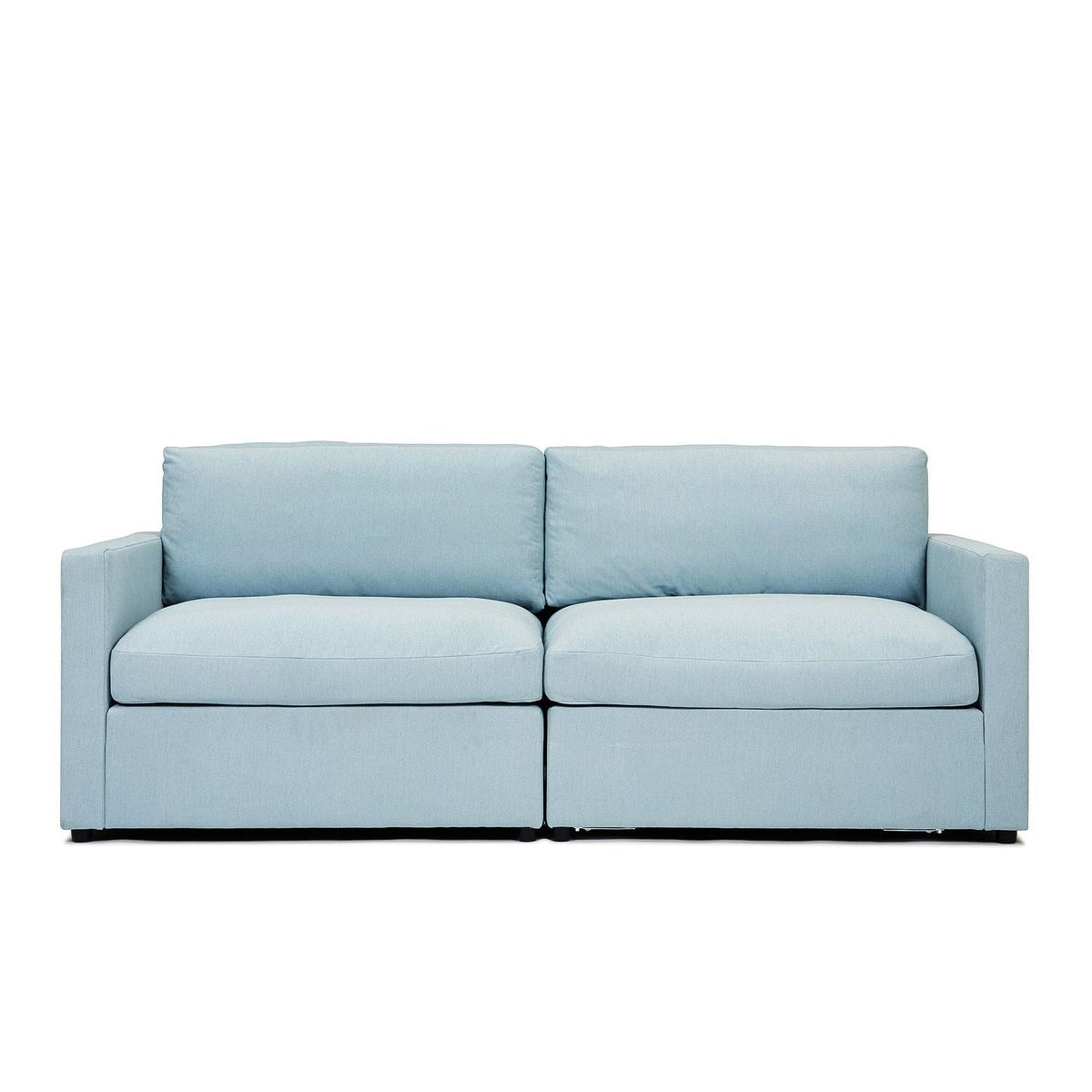 Lucie Grande 2-Sitssoffa Baby Blue är en modulsoffa i ljusblå chenille från Melimeli