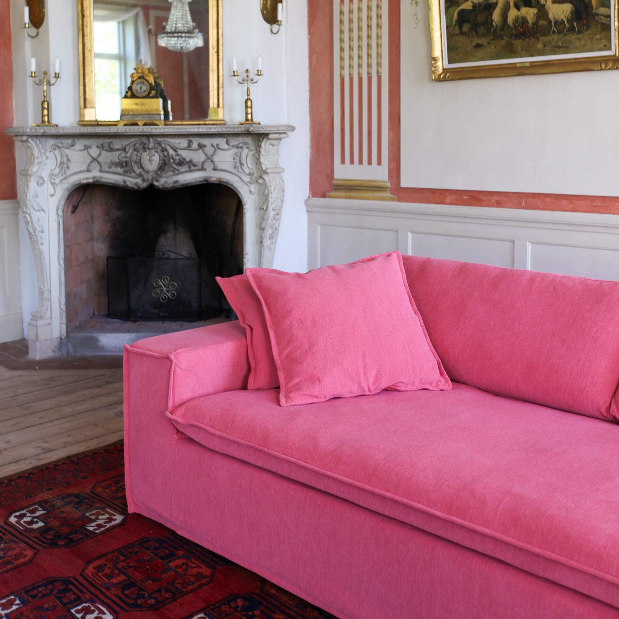 Luca Original 3-Sitssoffa Coral. Luca är vår bästsäljande soffa i korallröd chenille med stilren, skandinavisk design.